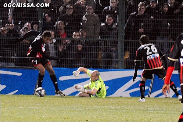 Le meilleur buteur niçois tente d'y aller tout seul, au lieu de servir Mounier, idéalement placé...