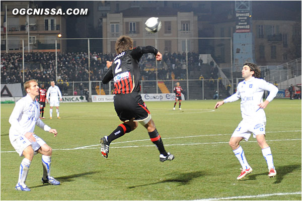 Sur un coup franc, Renato Civelli remise le ballon en retrait...