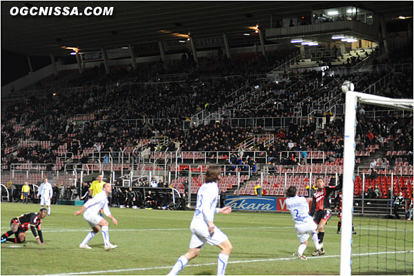 Le ballon heurte la barre auxerroise