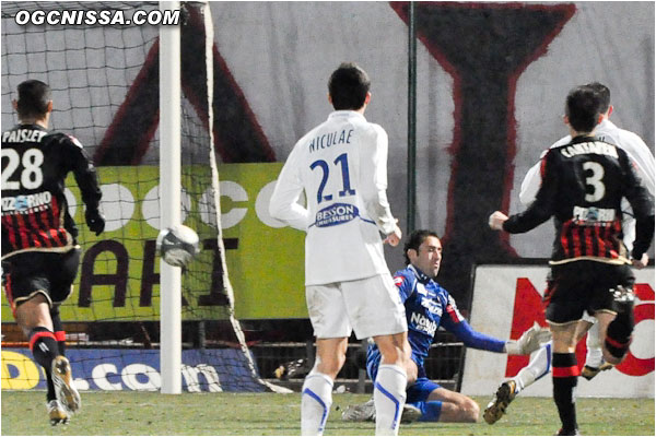 Juste derrière, Auxerre ouvre le score par Jelen, pourtant 2 métres hors jeu.