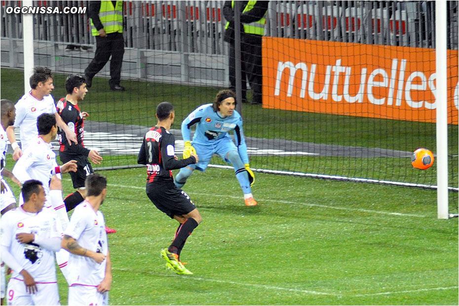 Le ballon touche le poteau d'Ochoa