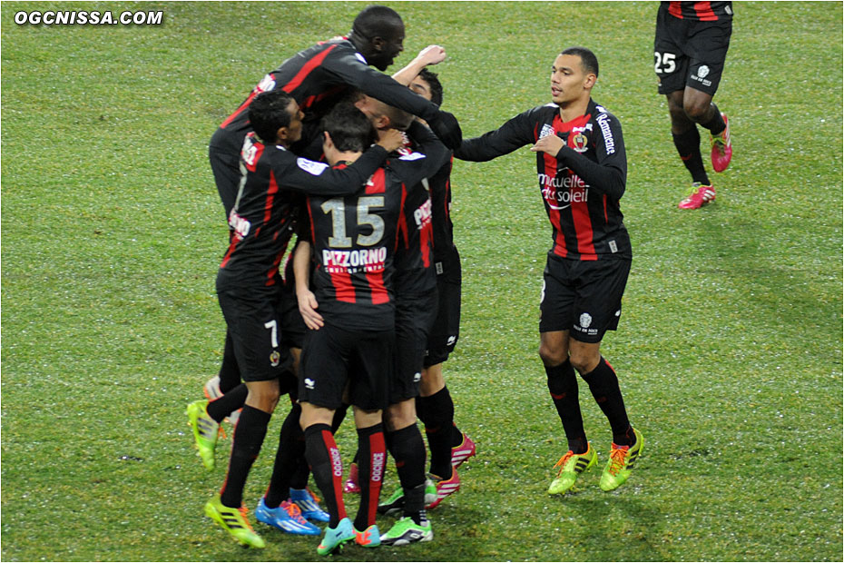 Tout le groupe vient félicité le buteur belge