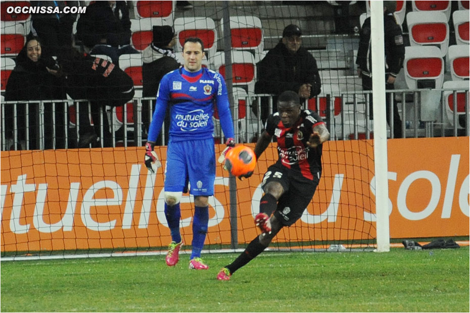 David Ospina étant toujours touché au genou, c'est Romain Genevois qui frappe les dégagements en 6m