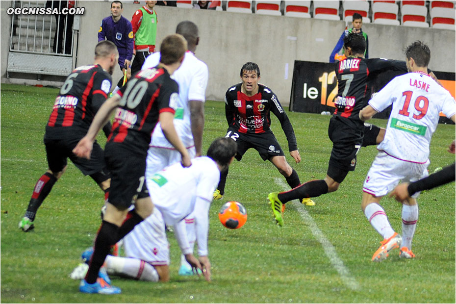 Talonnade de Fabrice Abriel, sous les yeux de Dario Cvitanich