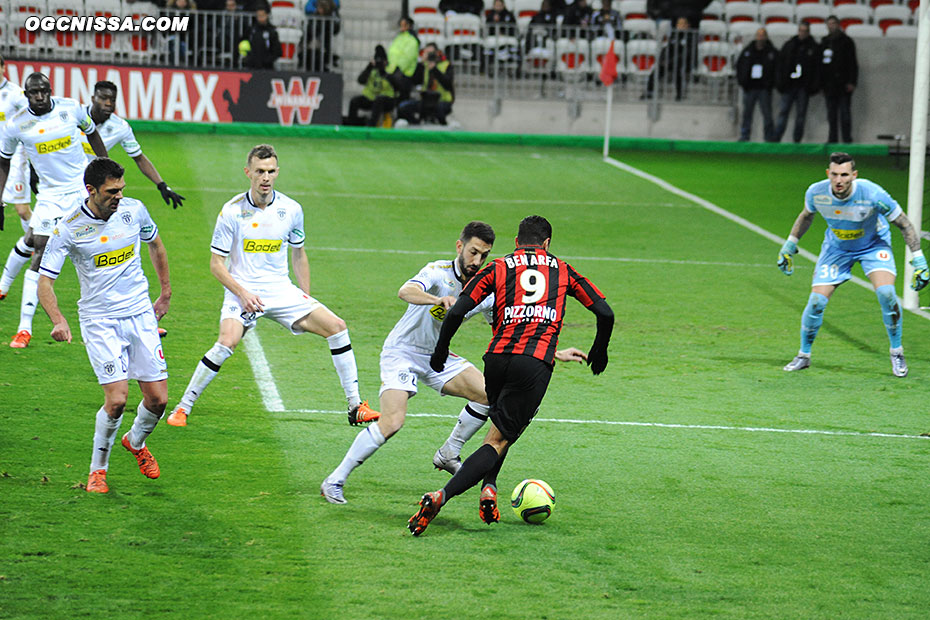 Le jeu angevin résumé en une photo. Hatem Ben Arfa passera, mais sans succès