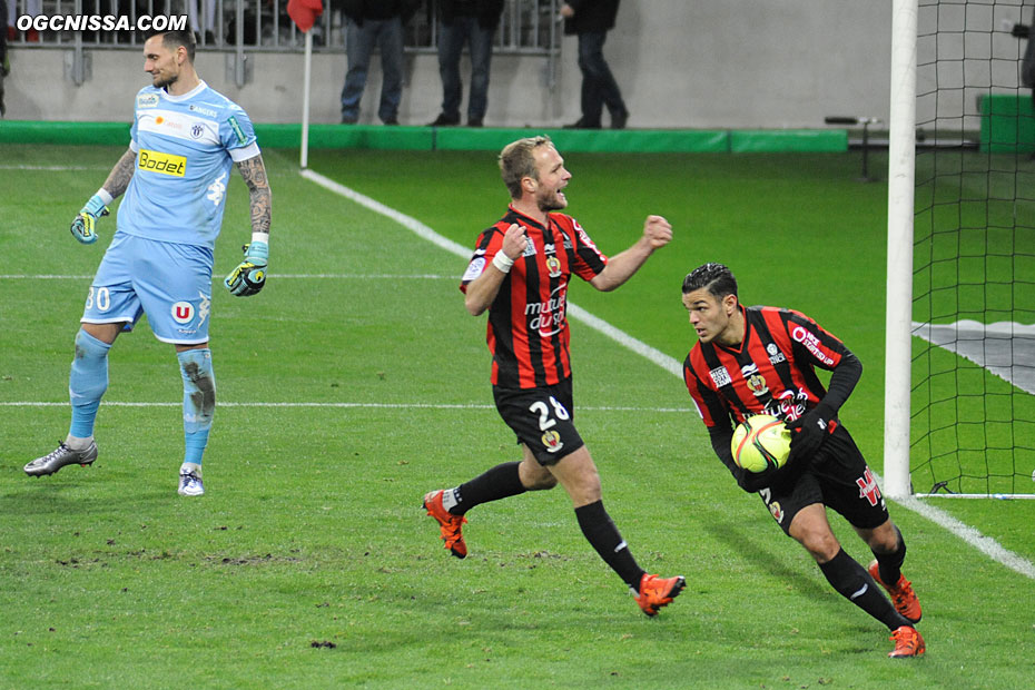 Hatem Ben Arfa raméne rapidement le ballon, alors que Valére Germain demande l'aide du public