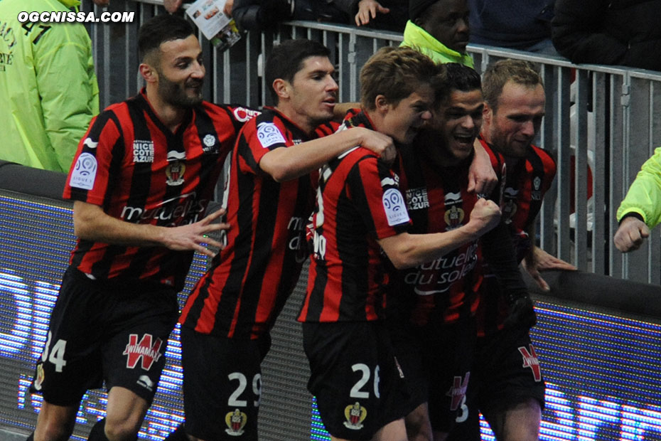 Franck Honorat rejoint les autres joueurs pour féliciter Hatem Ben Arfa