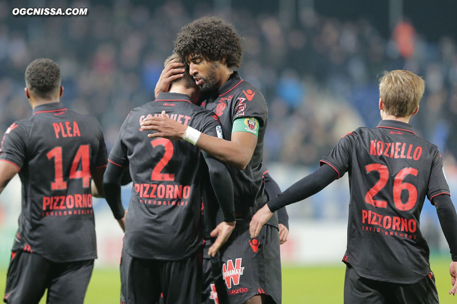 Dante Bonfim félicite son partenaire de la défense