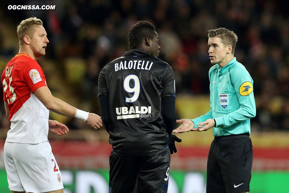 Mario Balotelli a du mal à comprendre ce que siffle M. Letexier