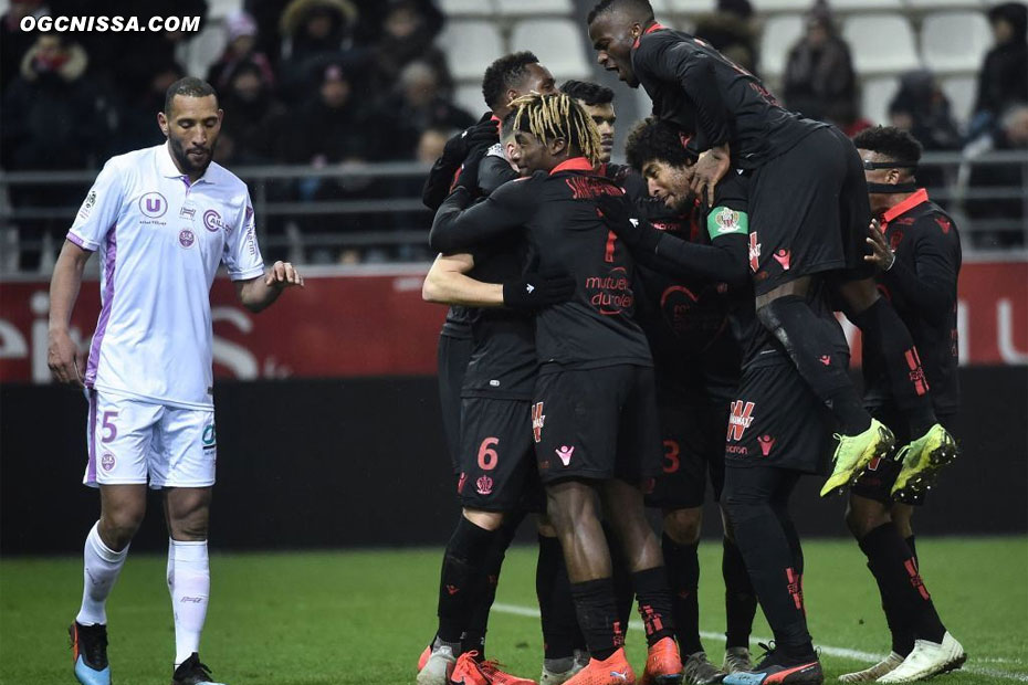 La joie du groupe qui vient féliciter le buteur