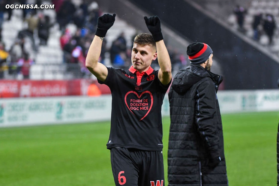 Remi Walter va saluer les supporters niçois qui ont fait le déplacement. RDV maintenant avec Nîmes, samedi prochain.