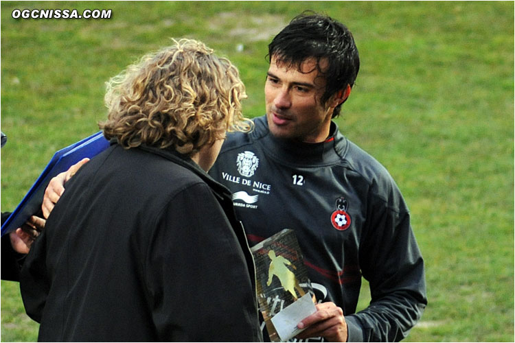 Dario Cvitanich reçoit le trophée du meilleur joueur de L1 du mois de décembre 2012 avant le début du match.