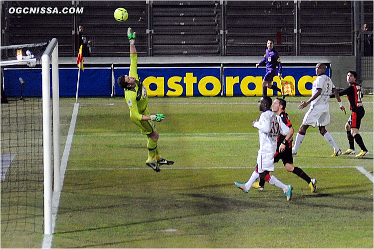 Sur son premier ballon, il tente un lob sur Carrasso