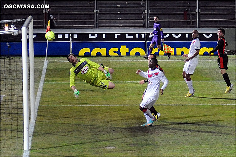 mais c'est la barre qui repousse le ballon