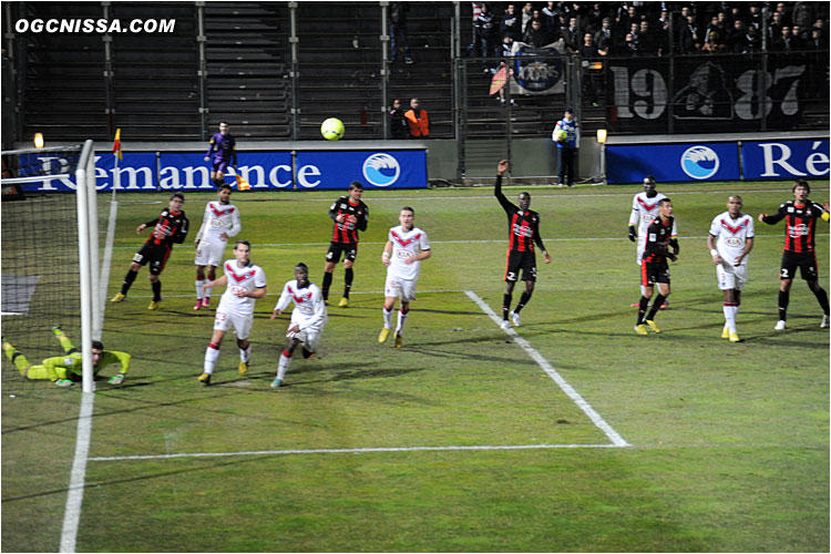 Mais Carrasso repoussera le ballon des deux poings