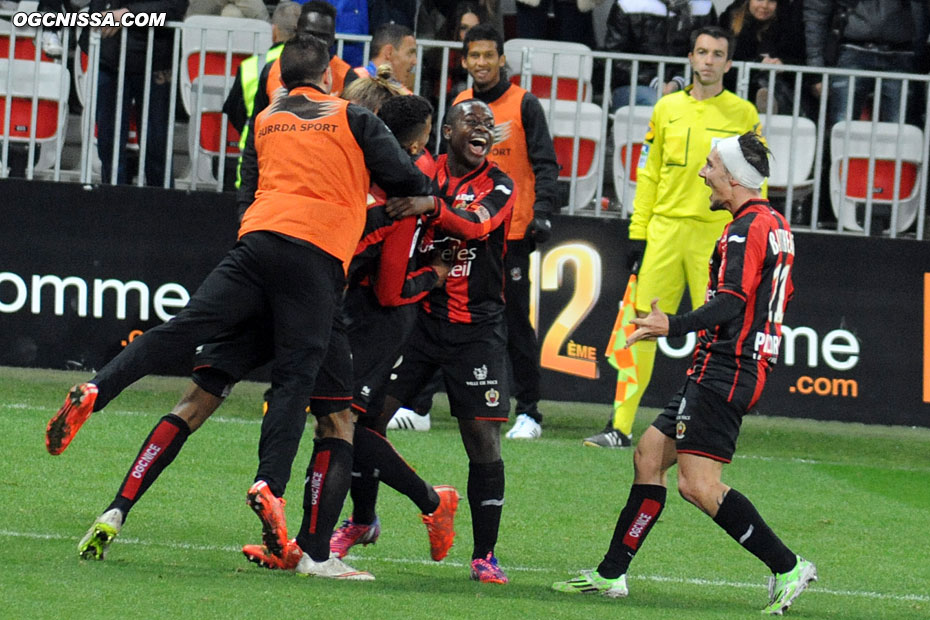 Nampalys Mendy et Eric Bautheac félicitent le buteur