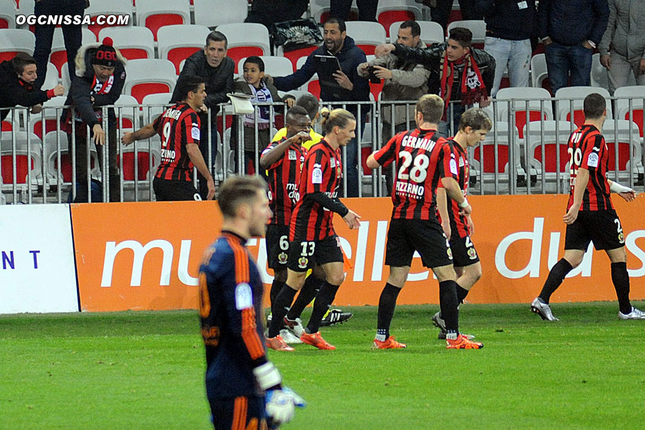 Hatem Ben Arfa va remercier les supporters, alors que Vincent Koziello est également félicité par le reste de l'équipe