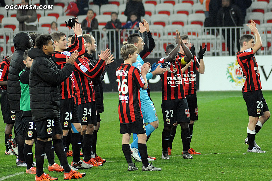 Les joueurs vont saluer le public. Prochain rendez-vous à Caen, dimanche prochain.