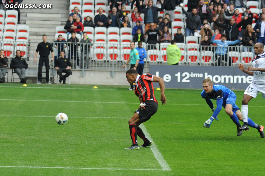 Alassane Pléa ne rate pas l'occasion