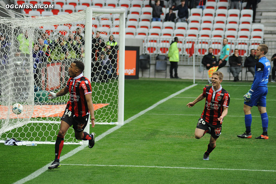 Le 11e but d'Alassane Pléa cette saison, pour la plus grande joie de Vincent Koziello