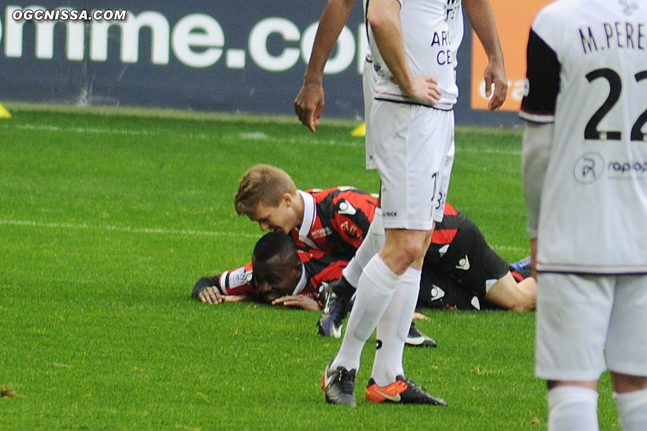 Bon retour de Jean-Michael Seri après la CAN, félicité par Vincent Koziello