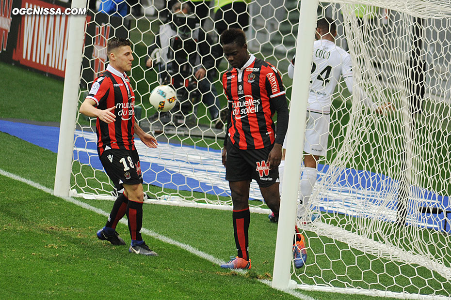 Mario Balotelli félicité par Remi Walter