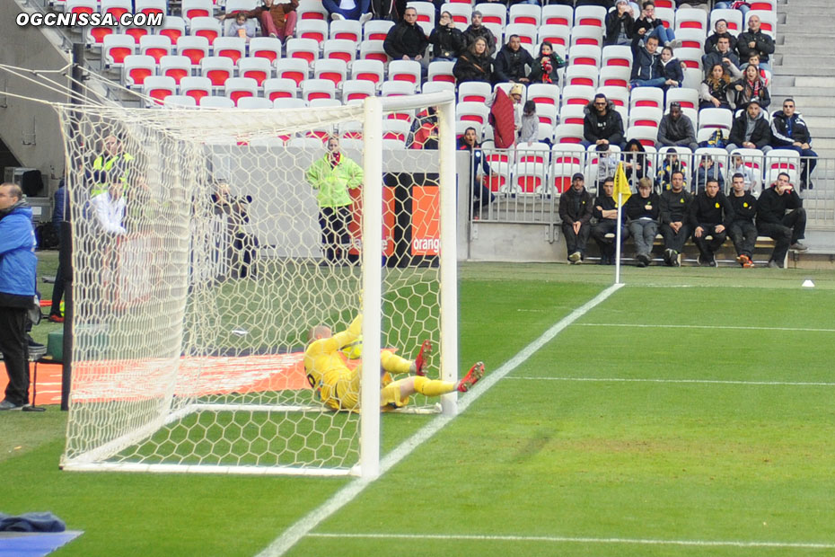 Ruffier fini dans la cage avec le ballon : 1 à 0 !