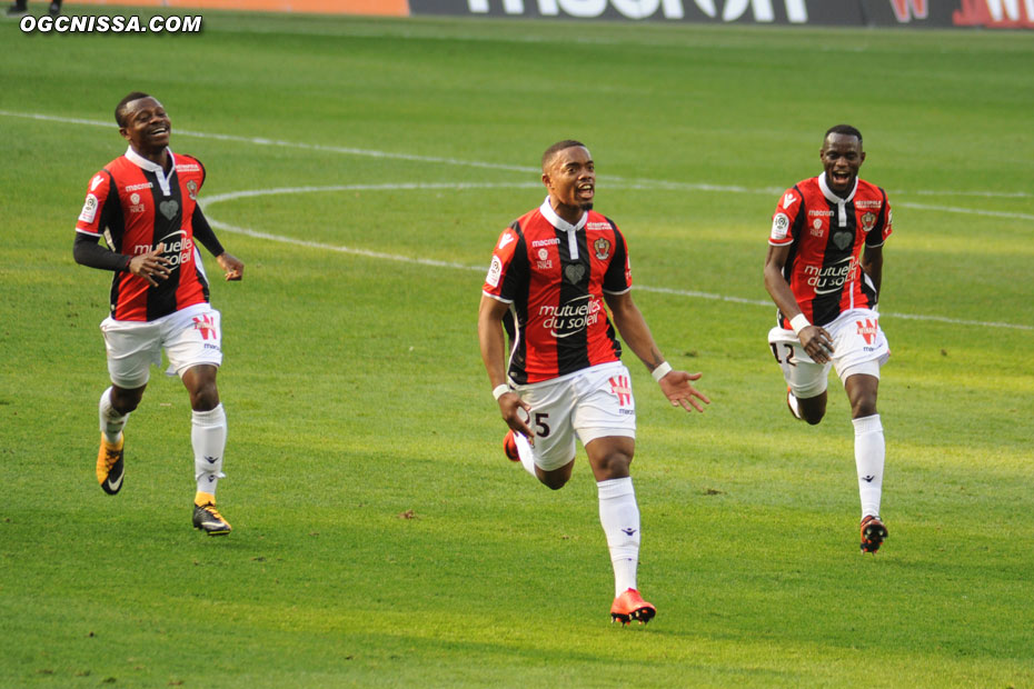 Le premier but de Wylan Cyprien cette saison, pour la plus grande joie de Jean-Michael Seri et Racine Coly