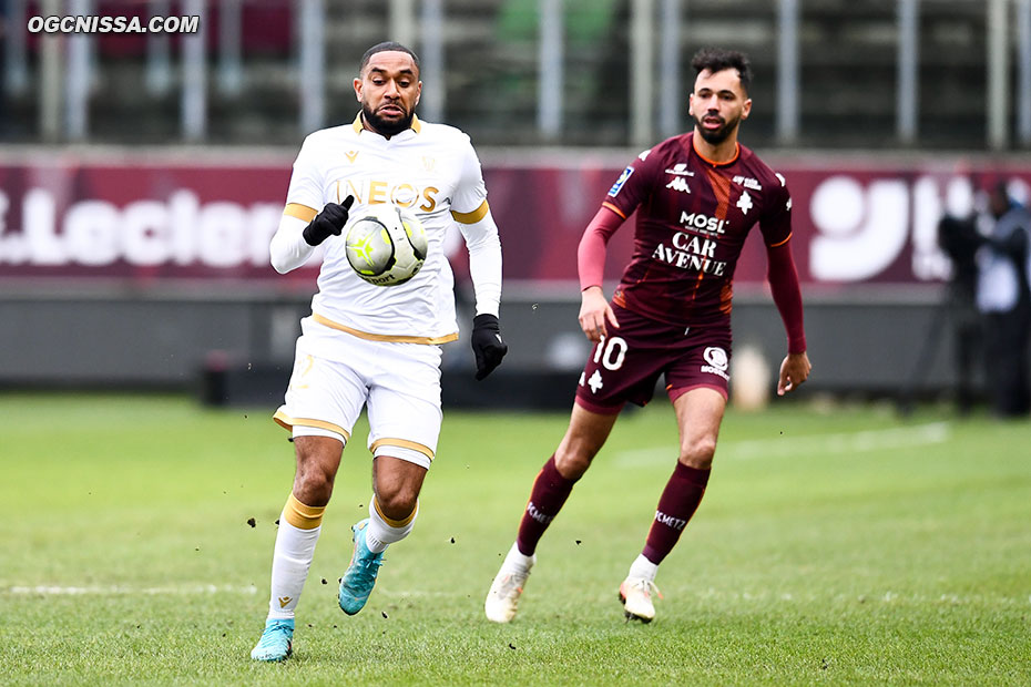 Jordan Amavi sur le côté