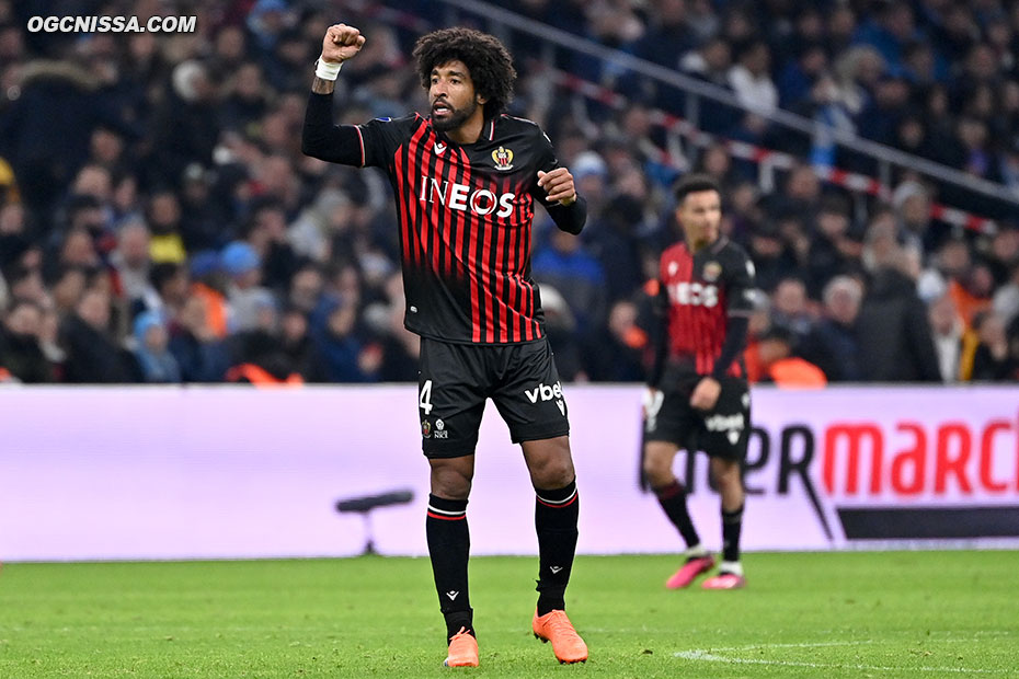 Avec le capitaine Dante Bonfim