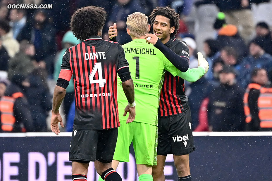 Dante Bonfim, Kasper Schmeichel et Jean-Clair Todibo se congratulent