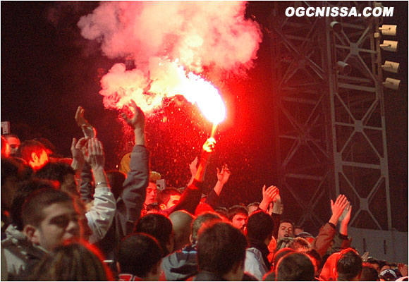 La fin de match approche, les supporters allument leurs fumis