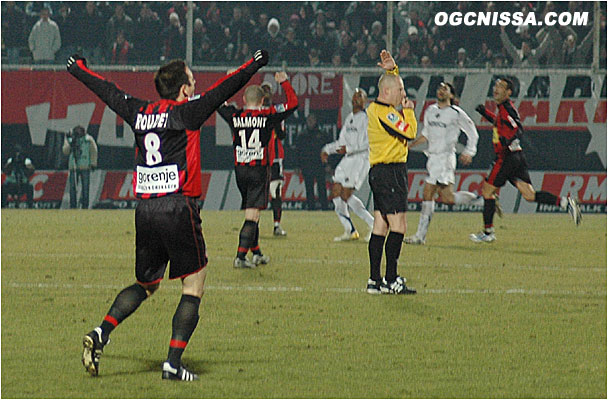 C'est la fin du match, les joueurs niçois exultent !