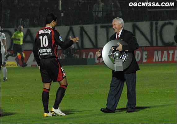 Présentation du nouveau trophé de la Ligue 1 par Pancho Gonzales, qui va saluer Honorato Ederson