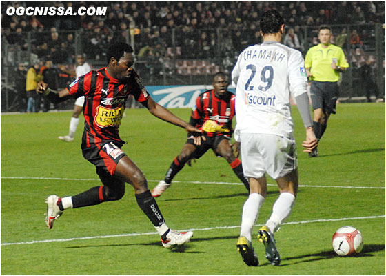 Un nouveau gros match d'Onyekachi Apam qui éloigne souvent le danger...