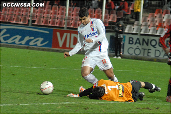 Ederson en rajoute... il rentre dans la surface...