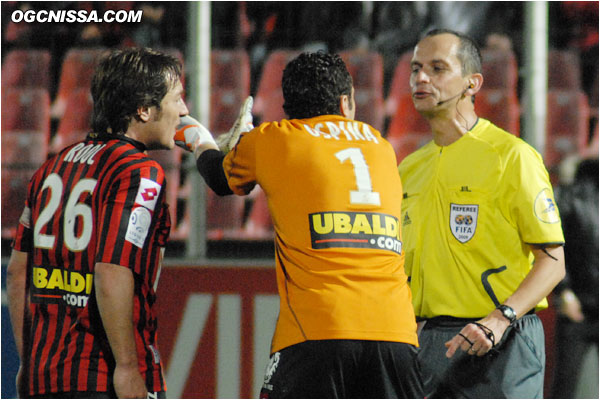 Ospina et Rool n'ont par contre pas envie de rire devant cette parodie d'arbitrage...