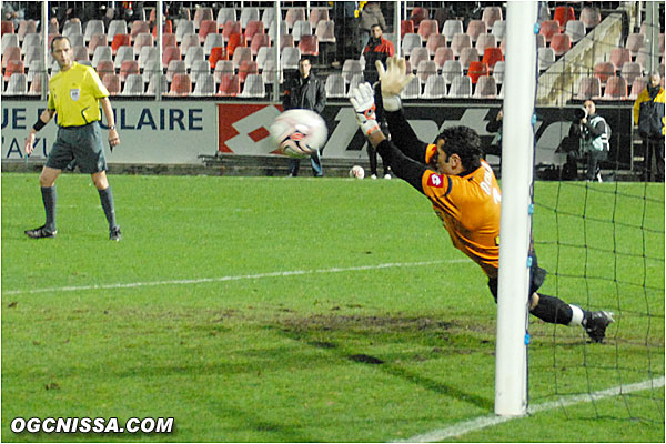 Mais Ospina repousse le ballon !