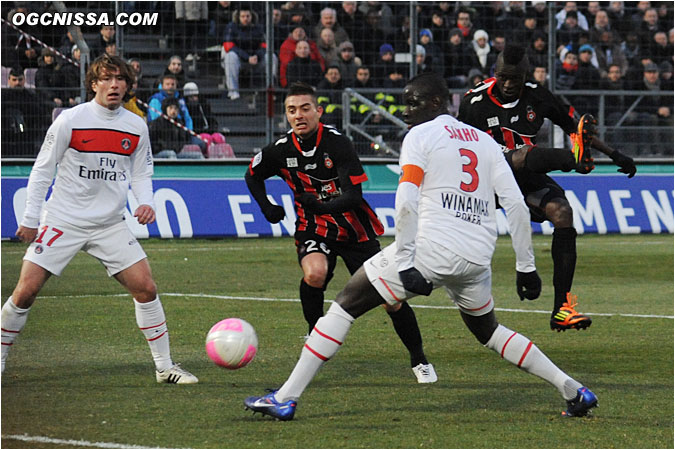 Nouvelle tentative du Gabonnais Eric Mouloungui, cette fois de la tête