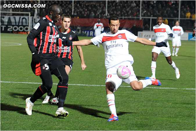 La dernière action pour Nenê côté parisien, devant Kevin Gomis