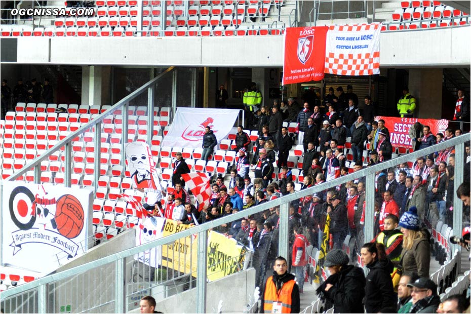 Le parcage visiteurs, avec les couleurs de la BSN