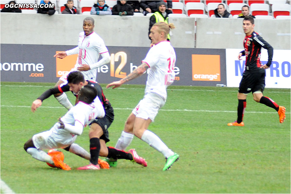 Cette faute sur Maupay ne donnera pas lieu à un penalty dans les arrêts de jeu