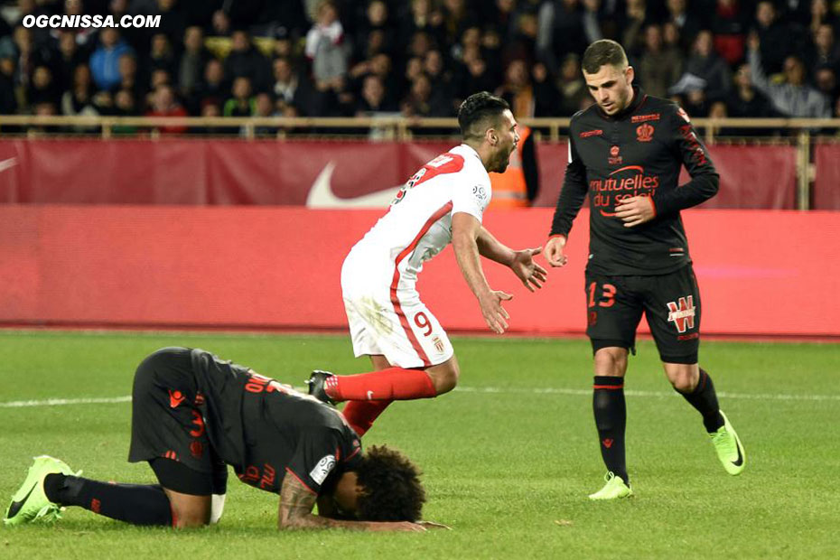 Falcao double la mise, devant Dante Bonfim et Valentin Eysseric dépités