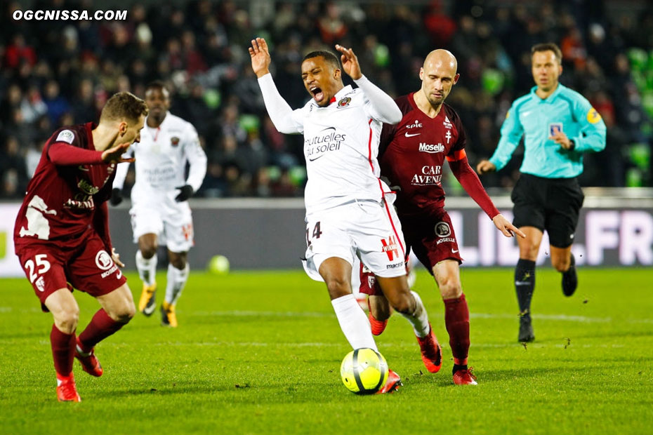 Comme Alassane Pléa, les niçois subissent plusieurs fautes