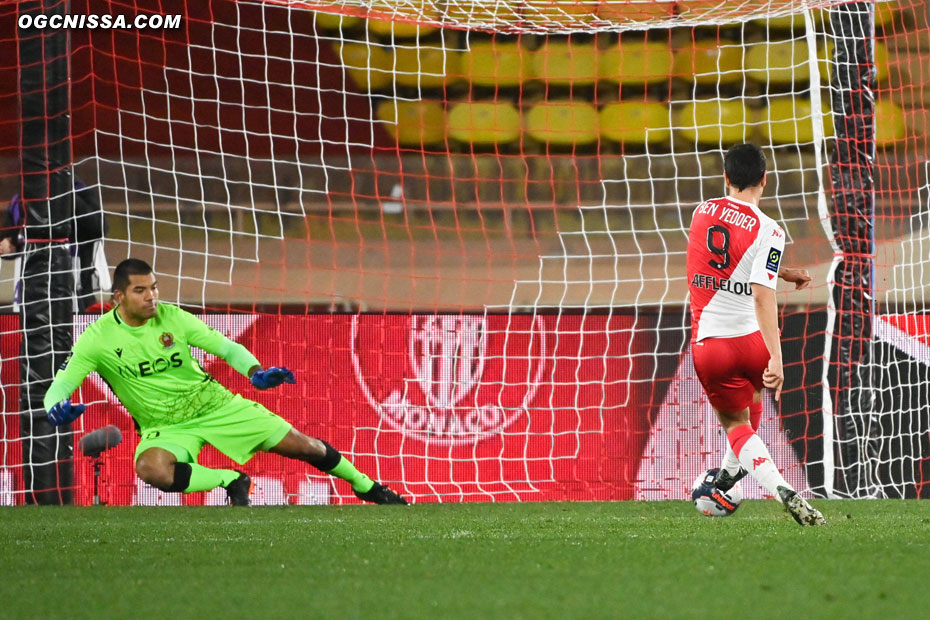 Walter Benitez ne peut rien faire sur l'ouverture du score de Ben Yedder sur penalty