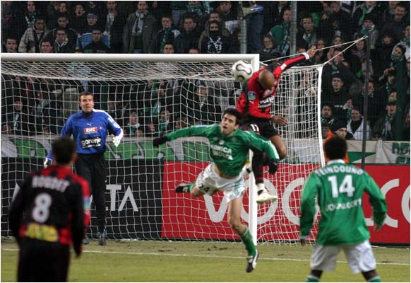 Sammy Traoré à la lutte pour la conquéte du ballon