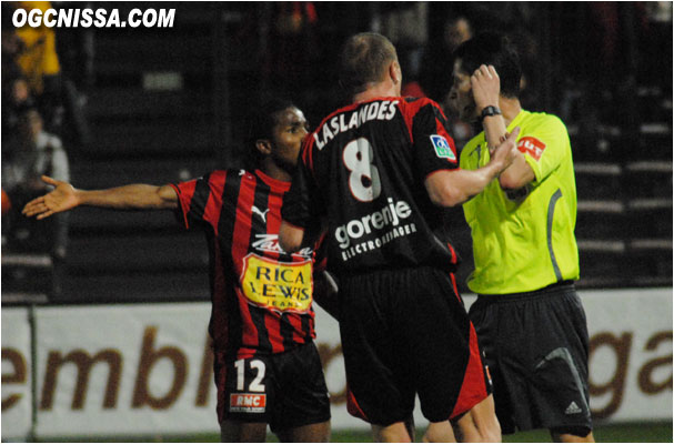 Le joueur explique que c'est un défenseur qui lui donne le ballon, et qu'il ne peut pas être hors jeu du coup, mais ça ne changera rien