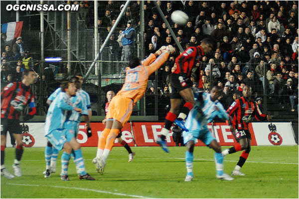 Tête devant Mandanda