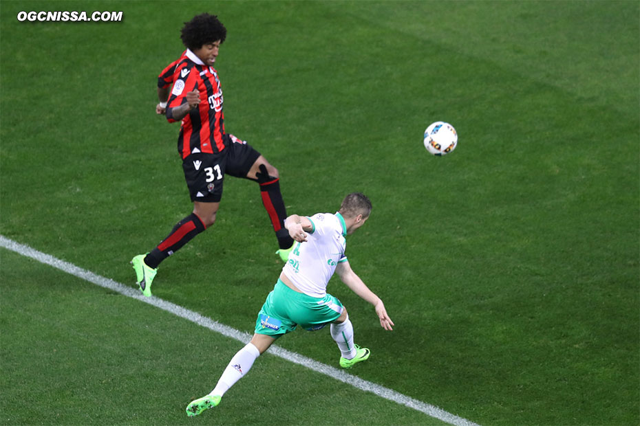 Devant Dante Bonfim, Nolan Roux croise trop sa frappe