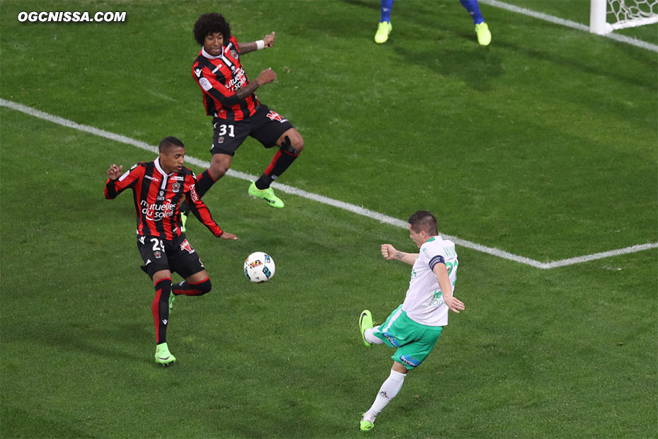 Roux frappe sur la tête de Dalbert Henrique